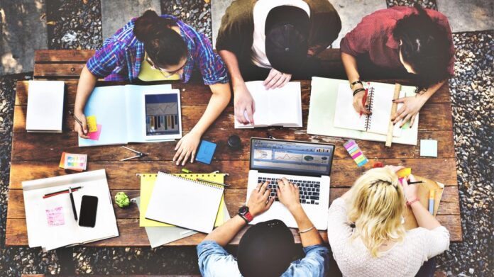 jovenes trabajando con ordenadores