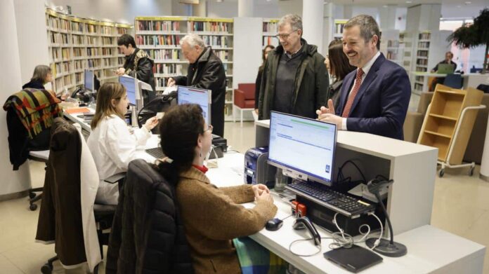 El consejero Mariano de Paco Serrano durante su visita a la biblioteca pública Pedro Salinas 