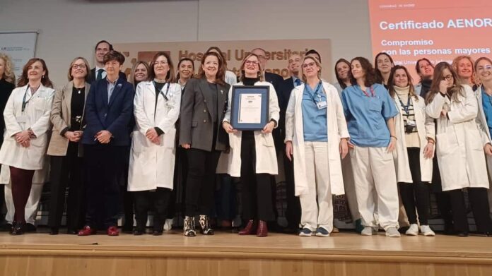 La consejera Fátima Matute durante la entrega de la certificación AENOR al Hospital público Infanta Leonor