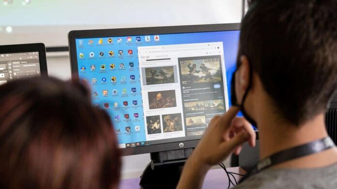 Persona delante de un ordenador trabajando en grafismo