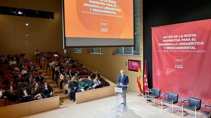 El consejero Carlos Novillo en una jornada de la Federación de Municipios de Madrid