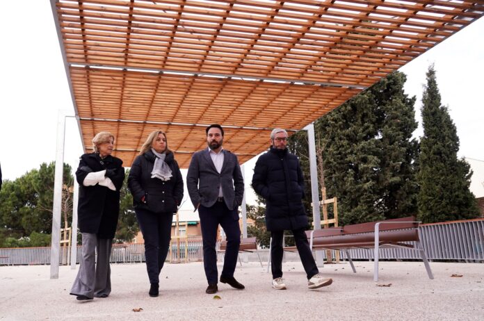 Visita de la vicealcaldesa, Inma Sanz, acompañada de la delegada de Obras y Equipamientos, Paloma García Romero, y el concejal de Puente de Vallecas, Ángel Niño, al entorno del Mercado de Numancia, cuya remodelación integral acaba de finalizar. 