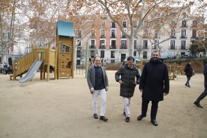 Carabante, Martínez Páramo y Segura en la nueva área infantil de los jardines de Lepanto