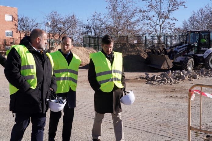 El delegado de Urbanismo, Medio Ambiente y Movilidad, Borja Carabante, acompañado por el concejal delegado de Limpieza y Zonas Verdes, José Antonio Martínez Páramo, y el concejal de Vicálvaro, Ángel Ramos, en su visita a las 