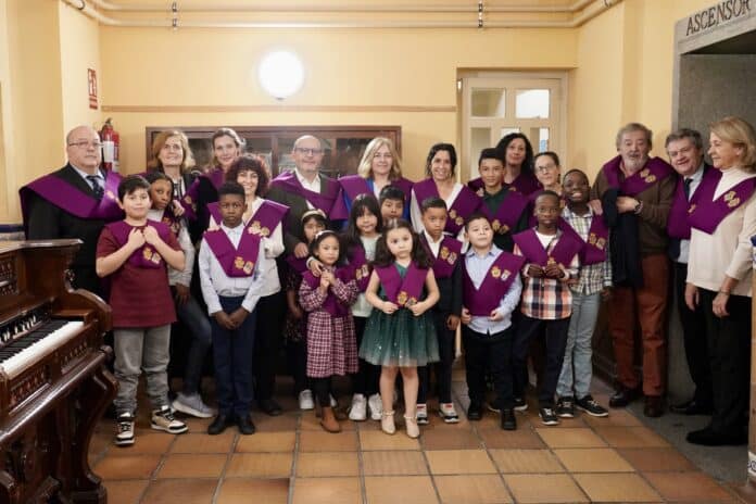 Foto de familia, la vicealcaldesa y el delegado de familias con los 12 nuevos residentes en San Ildefonso