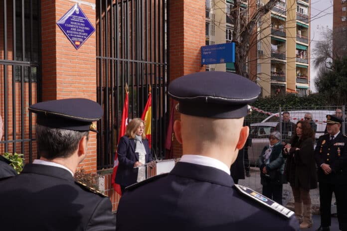 La vicealcaldesa de Madrid y delegada de Seguridad y Emergencias, Inma Sanz, durante el descubrimiento de la placa en homenaje y recuerdo a los policías Marcelino Clemente Vaquero y José Ángel Requena Duarte, asesinados por e