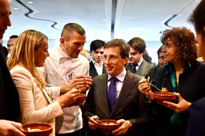 El alcalde rodeado por miembros de la Asociación de Cocineros y Reposteros de Madrid