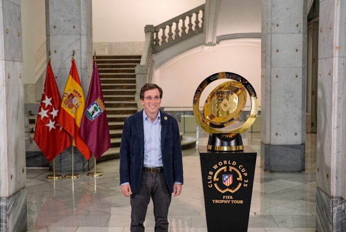 El alcalde de Madrid, José Luis Martínez-Almeida, durante el acto de recibimiento al trofeo del Mundial de Clubes de la FIFA en el Palacio de Cibeles.