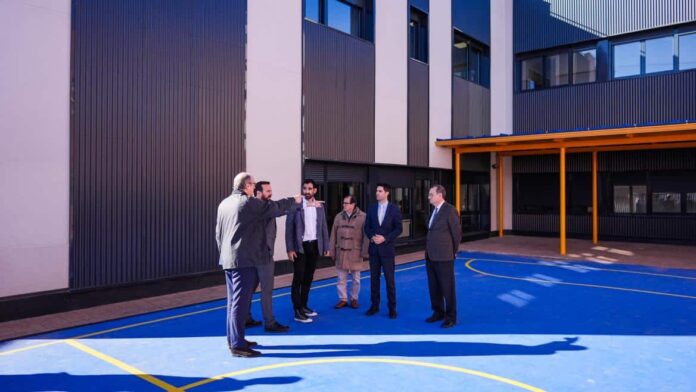 El consejero Emilio Viciana durante su visita a la ampliación del Colegio Público Virgen de la Oliva en Anchuelo