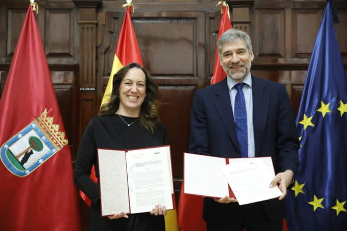 Firma del convenio entre el Ayuntamiento y el ICJCE