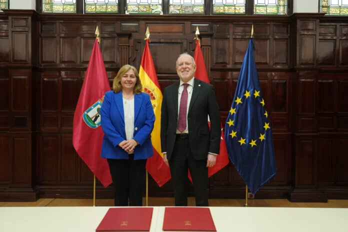 La vicealcaldesa de Madrid y delegada de Seguridad y Emergencias, Inma Sanz, con el director general de la Fundación Mapfre, Julio Domingo, durante la firma de la prórroga del convenio entre Bomberos de Madrid
