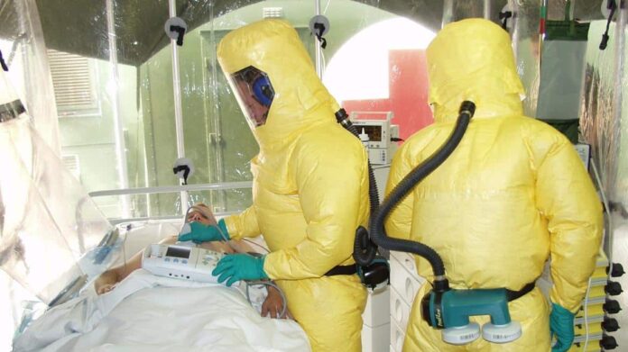 Es un aislamiento de un paciente, donde se observa a los médicos llevar trajes de Protección Personal de color amarillo