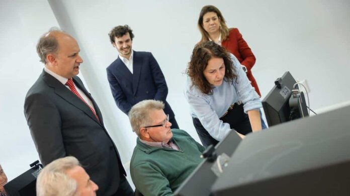 El consejero Miguel López-Valverde durante su visita al Centro de Capacitación Digital de San Sebastián de los Reyes
