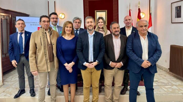 El consejero Miguel Ángel García Martín durante la firma de un protocolo para el tratamiento de residuos 