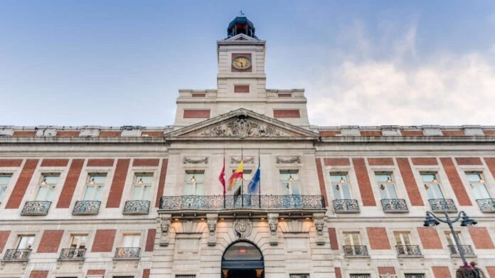 La fachada de la Real Casa de Correos