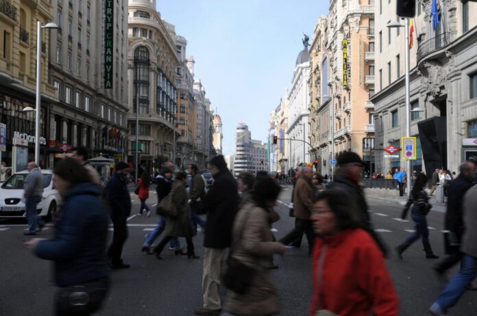 El Ayuntamiento aprueba el Plan Estratégico de Turismo 2024-2027 tras batir la capital su récord de visitantes y de gasto internacional. Imagen de la Gran Vía.