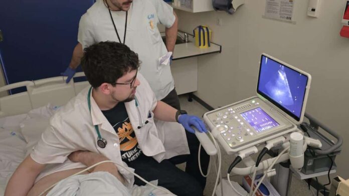 Imagen de dos médicos realizando una ecografía clínica