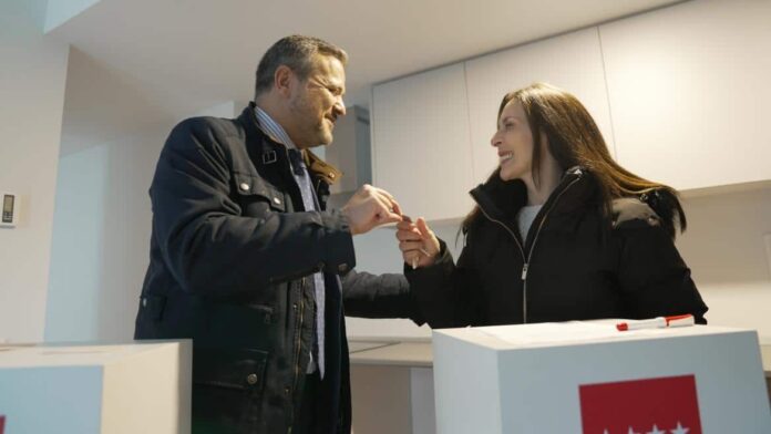 El consejero Jorge Rodrigo con los inquilinos de las nuevas viviendas del Plan Vive en Alcalá de Henares