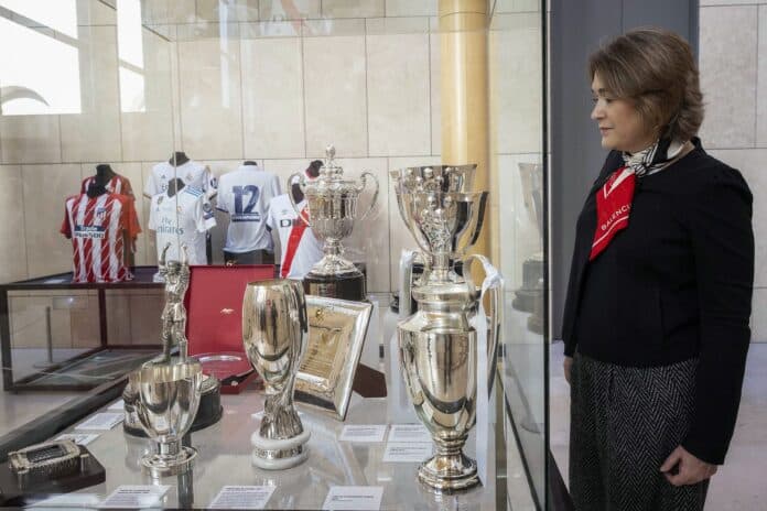 Rivera de la Cruz viendo algunos de los trofeos de la exposición 