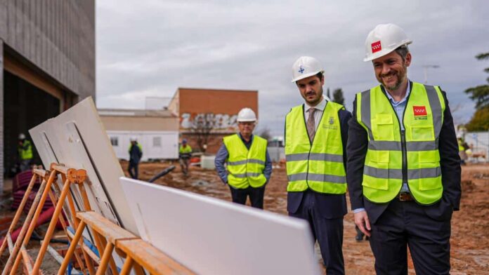 El consejero Miguel Ángel García Martín durante su visita a Torrejón de Ardoz