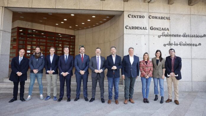 Los consejeros Miguel Ángel García Martín y Mariano de Paco Serrano durante la presentación de la Guía de servicios a municipios