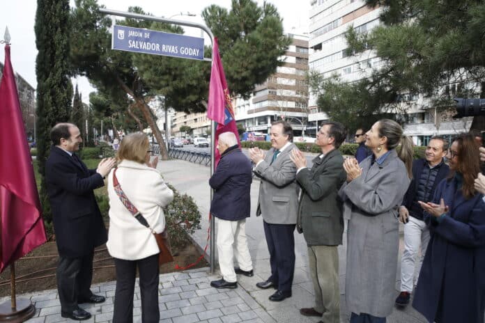 Instante en el que se ha descubierto la placa conmemorativa, en el acto homenaje al catedrático Salvador Rivas Goday en Chamberí