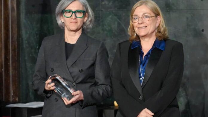 La gerente del Hospital Gregorio Marañón con el premio a la calidad e innovación en la gestión pública