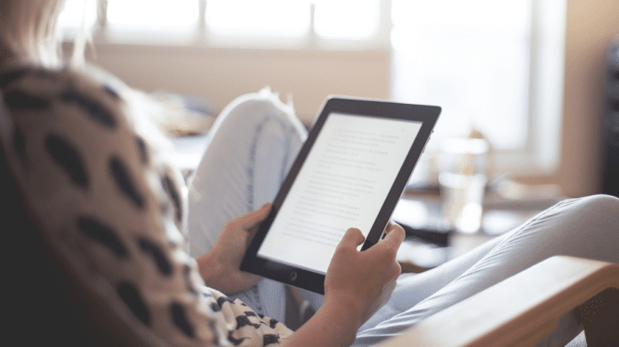 Imagen de una persona leyendo un libro electrónico