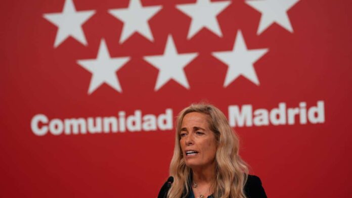 La consejera Rocío Albert atiende a los medios de comunicación desde la Real Casa de Correos