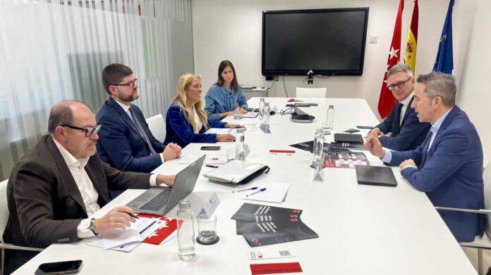 La consejera Rocío Albert durante su reunión con el CEO de DATA4