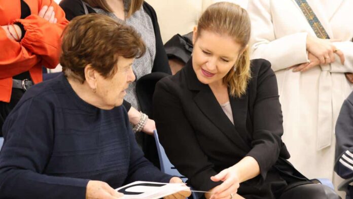 La consejera Ana Dávila durante su visita al nuevo Centro de Día de Mayores de Getafe