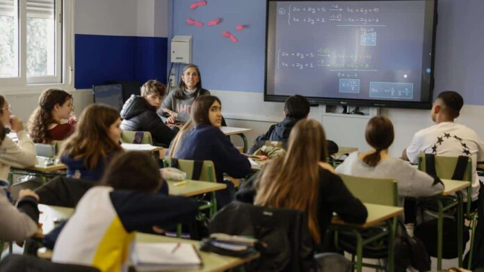 Profesora dando clase en un aula