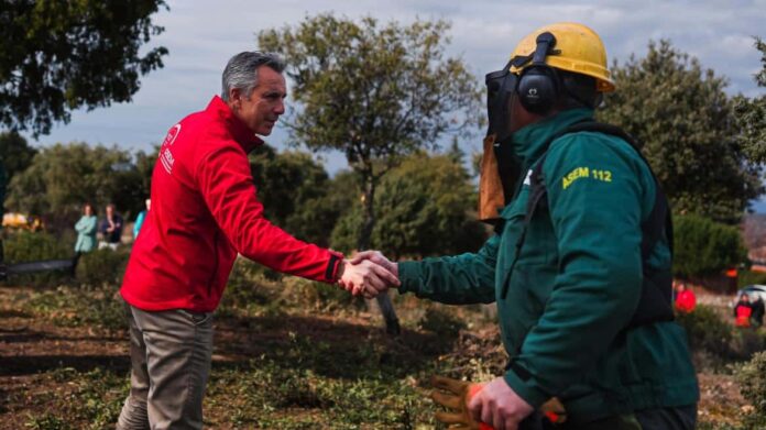 El consejero Carlos Novillo durante labores de limpieza y adecuación de los montes para prevenir incendios 