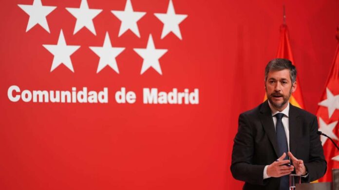 El portavoz Miguel Ángel García Martín atiende a los medios de comunicación desde la Real Casa de Correos