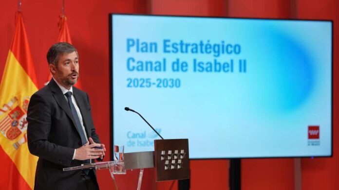 El portavoz Miguel Ángel García Martín atiende a los medios de comunicación desde la Real Casa de Correos