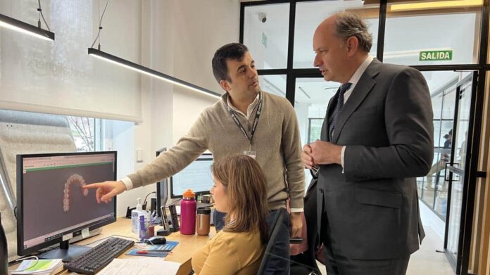 El consejero Miguel López-Valverde durante su visita a la sede de Secret Aligner