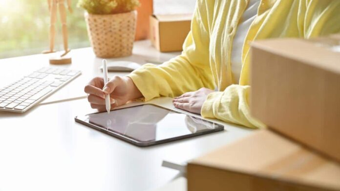 Una chica trabajando en su emprendimiento 