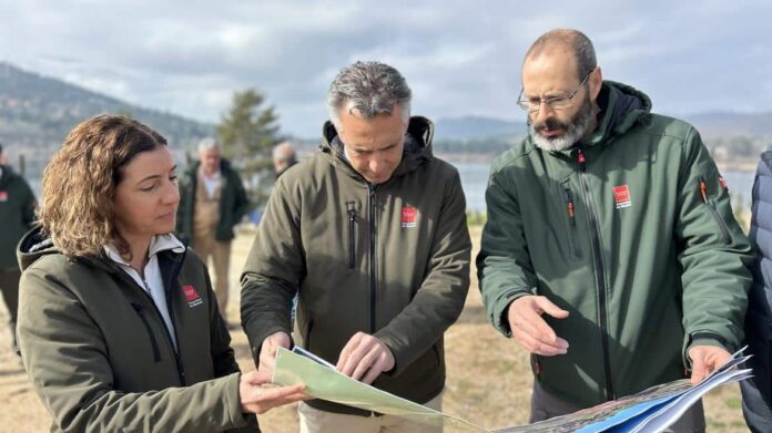El consejero Carlos Novillo durante su visita a la Dehesa de la Golondrina