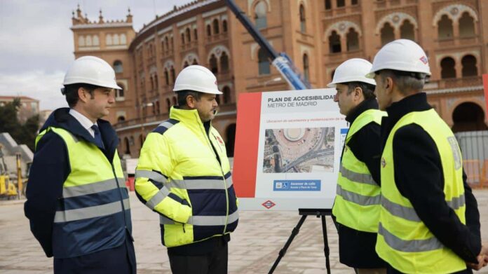 El consejero Jorge Rodrigo durante su visita a las obras de modernización y accesibilidad de la estación de Metro Ventas