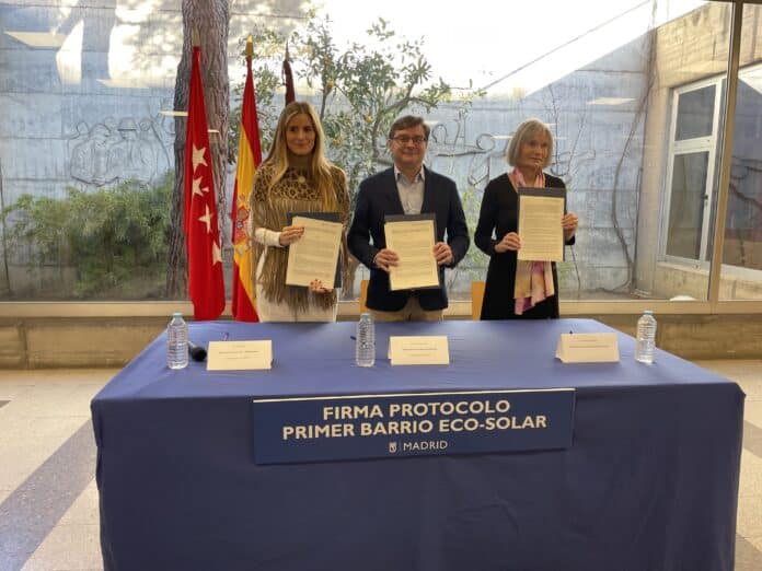 El delegado de Políticas de Vivienda y presidente de la Empresa Municipal de la Vivienda y Suelo (EMVS Madrid), Álvaro González; la concejala de Usera, Sonia Cea; y la presidenta de la comunidad energética local, Manuela Nava