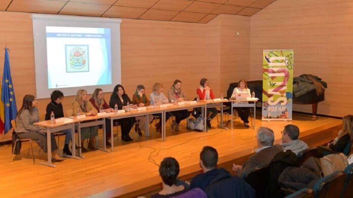 Miembros de la Mesa de Salud Escolar de Valdemoro en una reunión 