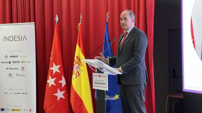 El consejero Miguel López-Valverde durante la inauguración del programa creado por IndesIA