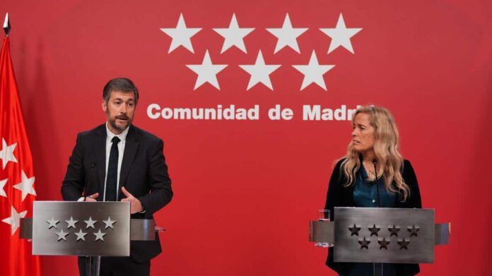 Los consejeros Miguel Ángel García Martín y Rocío Albert atienden a los medios de comunicación