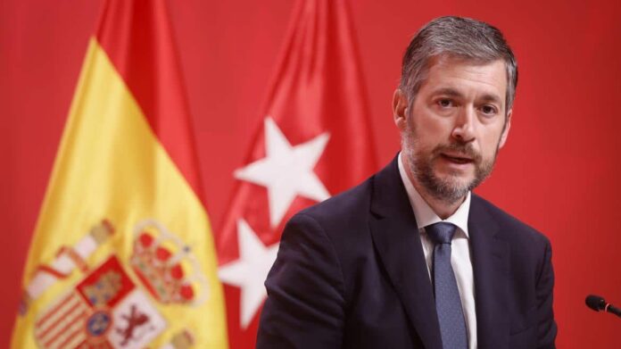 El portavoz Miguel Ángel García Martín atiende a los medios de comunicación en la Real Casa de Correos