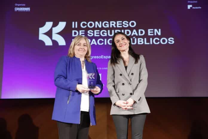 La vicealcaldesa de Madrid y delegada de Seguridad y Emergencias, Inma Sanz, con la distinción ‘Cuadernos de Seguridad’, otorgada a la Coordinación de Seguridad y Emergencias del Ayuntamiento de Madrid 