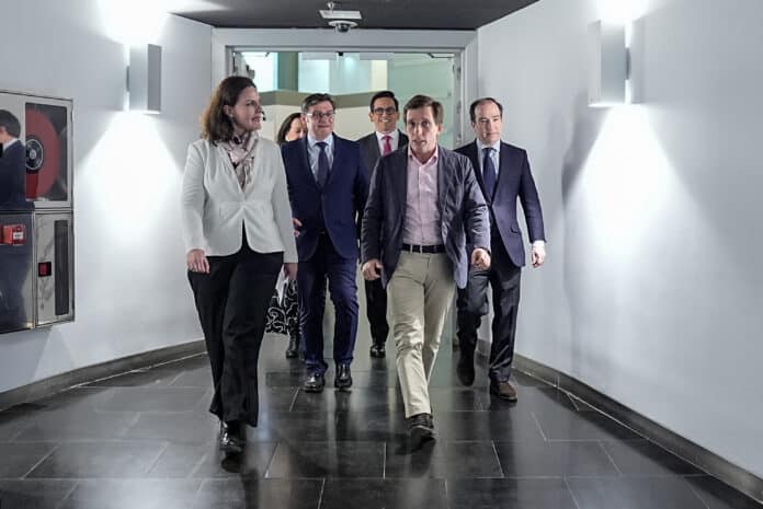 El alcalde junto al equipo humano involucrado en el proyecto VISIBLE, coordinado por la red C40 Cities