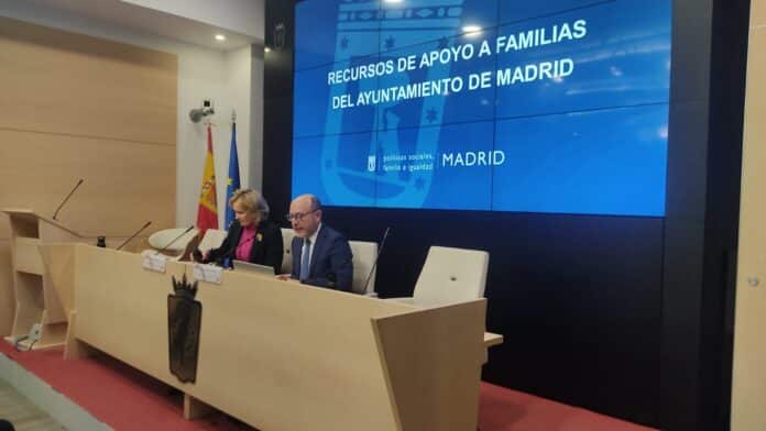 El delegado de Políticas Sociales, Familia e Igualdad, José Fernández, durante la inauguración de las jornadas para dar a conocer estos servicios entre los profesionales de la abogacía