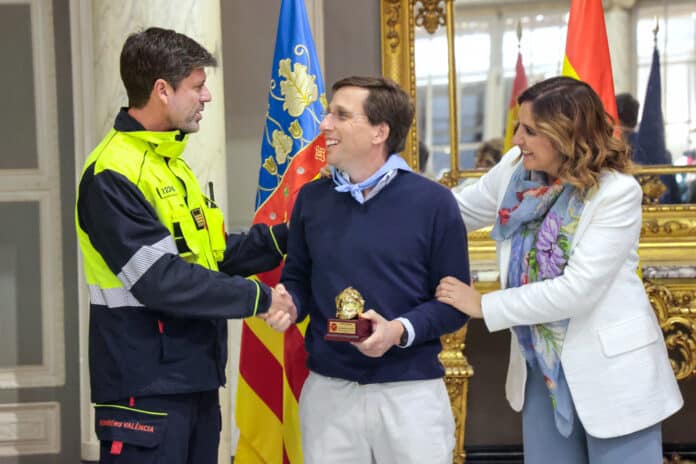 Almeida recibiendo el Casco de Honor de los Bomberos de Valencia junto a la alcaldesa de Valencia, María José Catalá 
