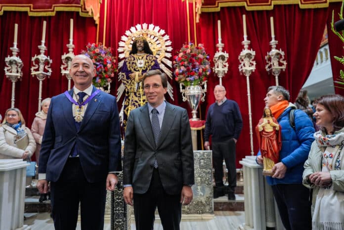 El alcalde de Madrid, José Luis Martínez-Almeida, acompañado de Miguel Ángel Izquierdo, hermano mayor del Cristo de Medinaceli, durante su visita a la Basílica de Jesús de Medinaceli con motivo de la tradición del besapiés a 