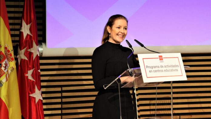 La consejera Ana Dávila durante la presentación del programa de actividades para alumnos 